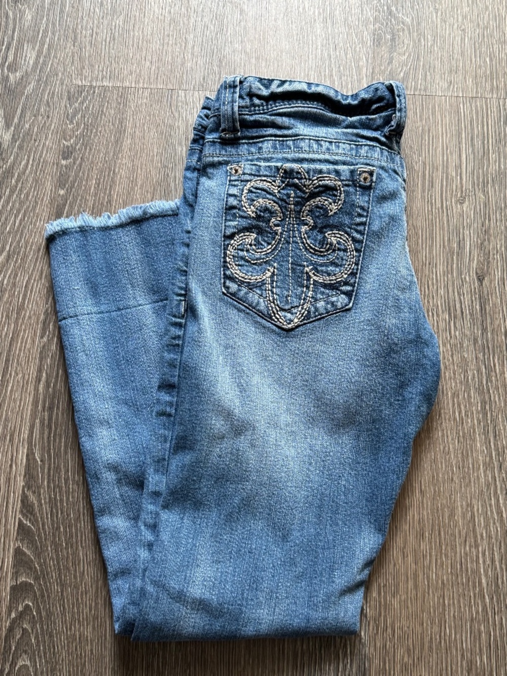 Fleur-de-lis pocket embroidery Rue 21 Jeans